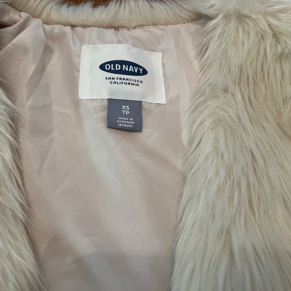 🎉HP🎉 Old Navy Faux Fur Vest - LIKE NEW CONDITION! - Picture 5 of 6